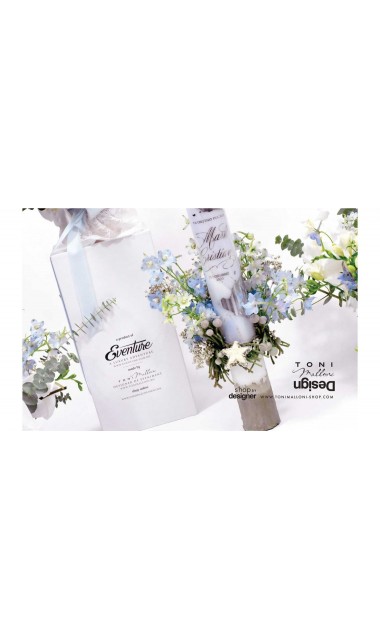 Lumanare botez scurta cu flori naturale delphinium si folie argintie personalizata 7
